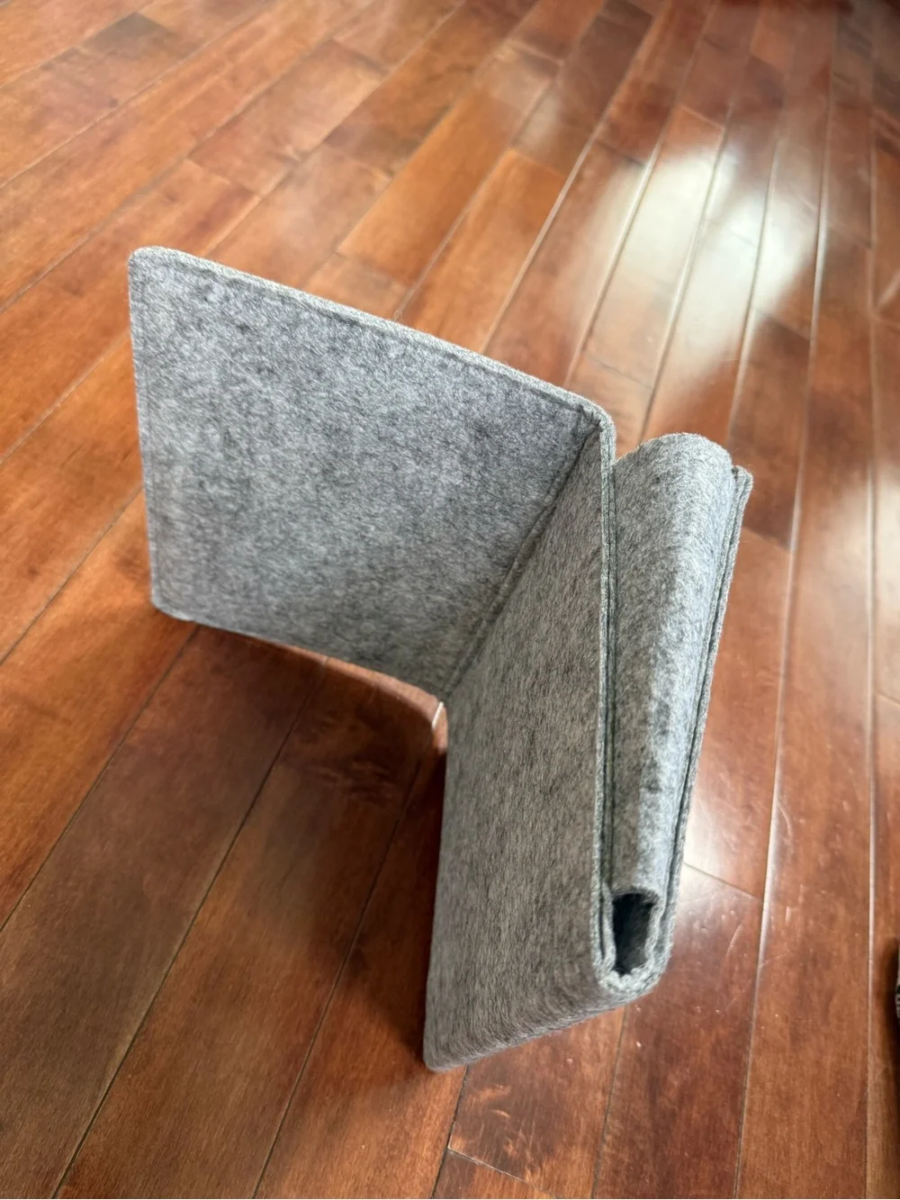 Kikkerland Gray Felt Off the Bed Storage Pocket Bedside Caddy Organizer